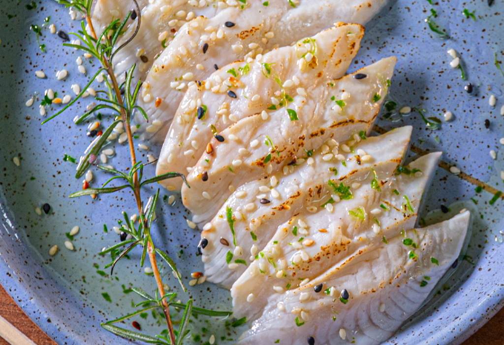 Sashimi de peixe branco maçaricado com azeite trufado
